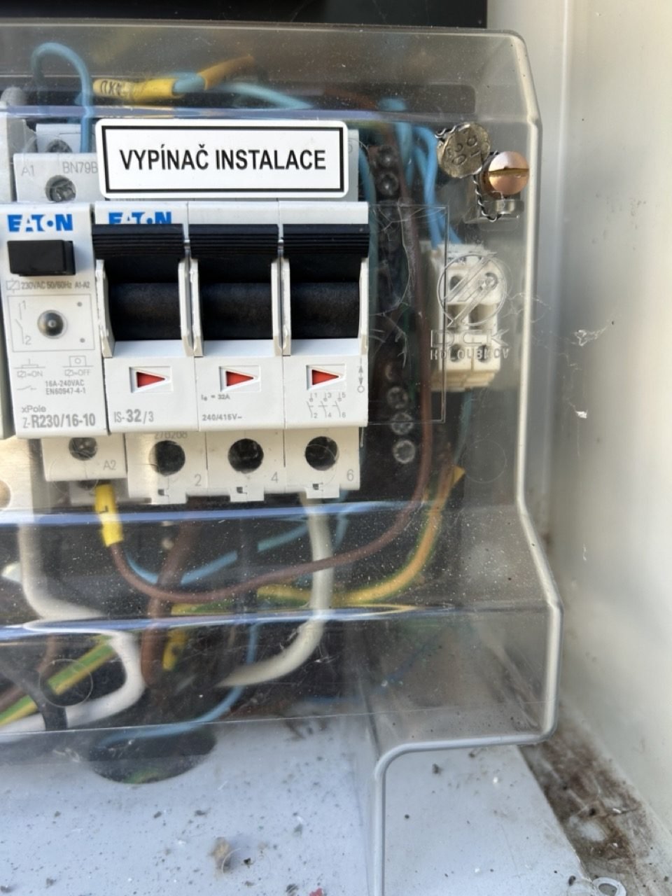 Zaplombovaný elektroměrový rozvaděč před opravou